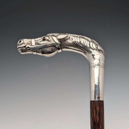 Bastón inglés antiguo con mango de cabeza de caballo en plata de ley y fuste marrón, 92 cm, Emma Blumenstein
