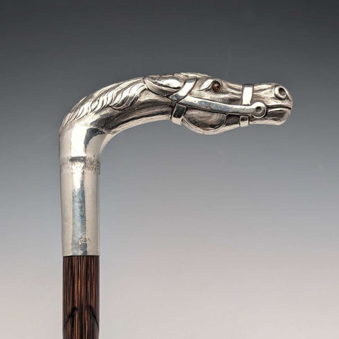 Bastón inglés antiguo con mango de cabeza de caballo en plata de ley y fuste marrón, 92 cm, Emma Blumenstein