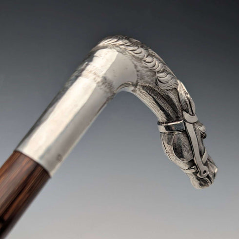 Bastón inglés antiguo con mango de cabeza de caballo en plata de ley y fuste marrón, 92 cm, Emma Blumenstein