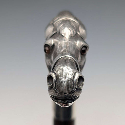 Bastón inglés antiguo con mango de cabeza de caballo en plata de ley y fuste marrón, 92 cm, Emma Blumenstein