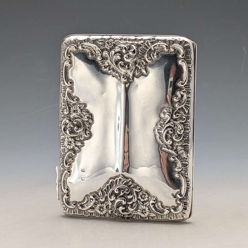 Estuche para tarjetas de plata de ley con decoración en relieve, estilo libro, 1898, Reino Unido, 101 g, Henry Matthews