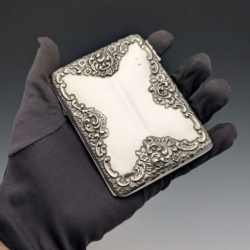 Estuche para tarjetas de plata de ley con decoración en relieve, estilo libro, 1898, Reino Unido, 101 g, Henry Matthews