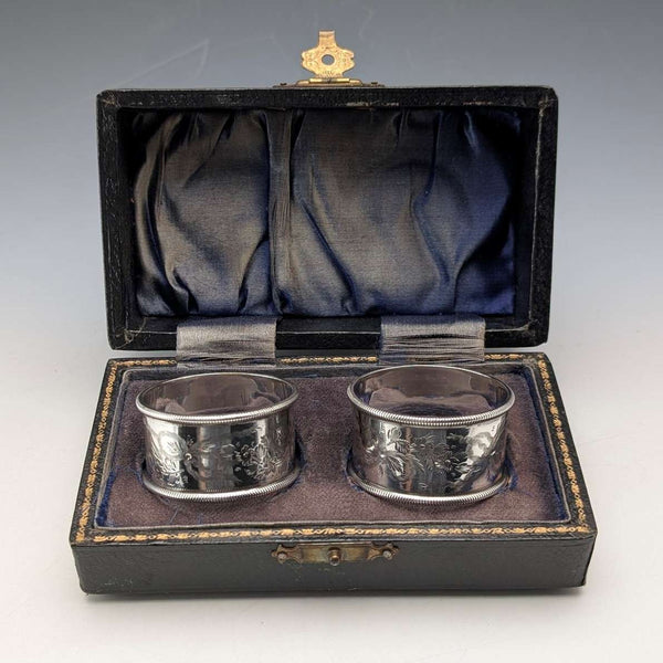 Par de servilleteros de plata de ley antiguos ingleses de 1905, 42 g, Martin & Hall, en su estuche.