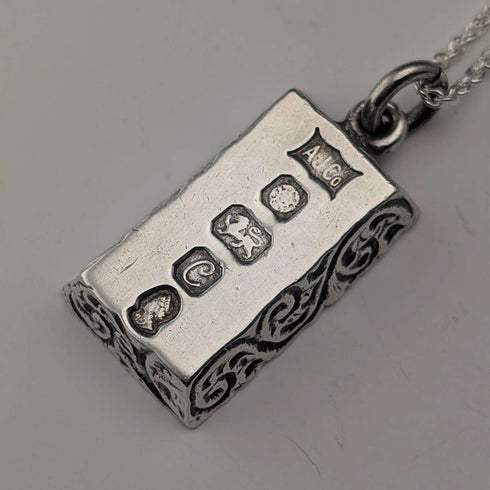 1977 British pure silver jubilee ingot pendant, 32g, with pure silver necklace, AJCo