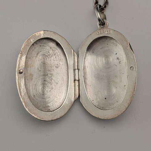 Vintage sterling silver oval locket pendant with sterling silver necklace, 10.4g total