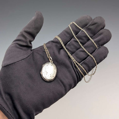Vintage sterling silver oval locket pendant with sterling silver necklace, 10.4g total
