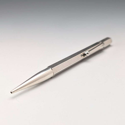 1947年 英国ヴィンテージ 純銀製 ヘキサゴン 推進式シャープペンシル Johnson Matthey
Portaminas vintage británico de plata de ley, forma hexagonal, mecanismo de propulsión, 1947, Johnson Matthey