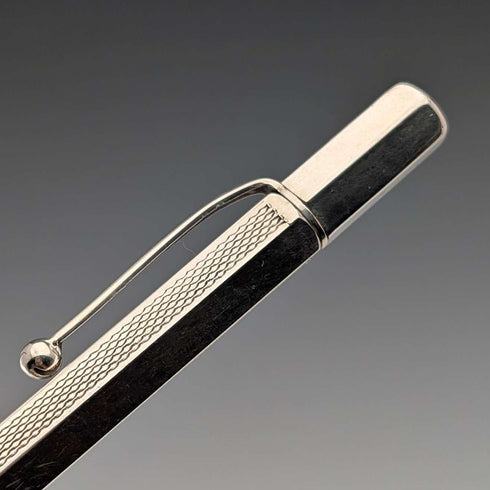 1947年 英国ヴィンテージ 純銀製 ヘキサゴン 推進式シャープペンシル Johnson Matthey
Portaminas vintage británico de plata de ley, forma hexagonal, mecanismo de propulsión, 1947, Johnson Matthey