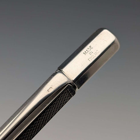1947年 英国ヴィンテージ 純銀製 ヘキサゴン 推進式シャープペンシル Johnson Matthey
Portaminas vintage británico de plata de ley, forma hexagonal, mecanismo de propulsión, 1947, Johnson Matthey