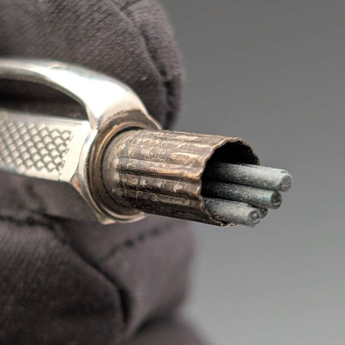 1947年 英国ヴィンテージ 純銀製 ヘキサゴン 推進式シャープペンシル Johnson Matthey
Portaminas vintage británico de plata de ley, forma hexagonal, mecanismo de propulsión, 1947, Johnson Matthey