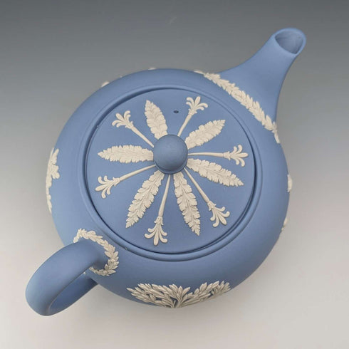 Tetera Wedgwood vintage británica Jasperware azul pálido