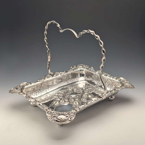 Cesta de plata chapada de la época victoriana tardía, estilo inglés antiguo, con asa móvil