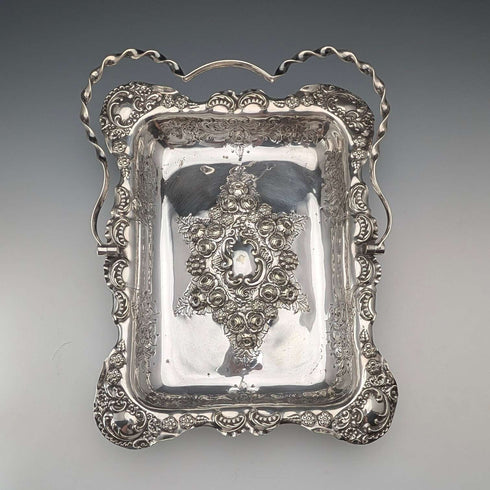 Cesta de plata chapada de la época victoriana tardía, estilo inglés antiguo, con asa móvil