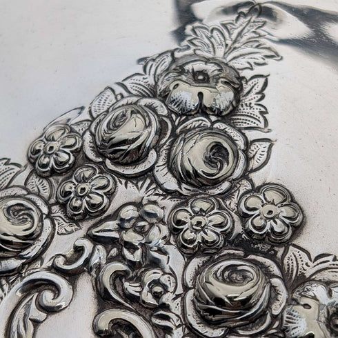 Cesta de plata chapada de la época victoriana tardía, estilo inglés antiguo, con asa móvil