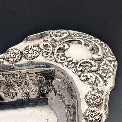 Cesta de plata chapada de la época victoriana tardía, estilo inglés antiguo, con asa móvil