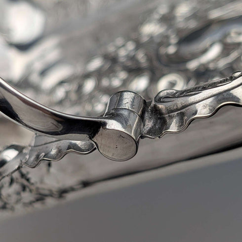 Cesta de plata chapada de la época victoriana tardía, estilo inglés antiguo, con asa móvil