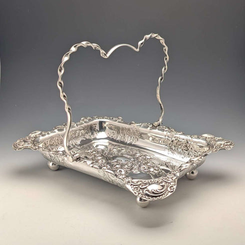Cesta de plata chapada de la época victoriana tardía, estilo inglés antiguo, con asa móvil