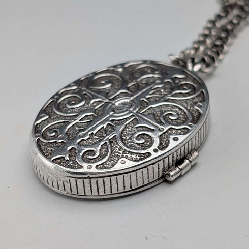 Colgante guardapelo ovalado de plata de ley vintage británica con cadena de plata de ley, 38g en total, CHC