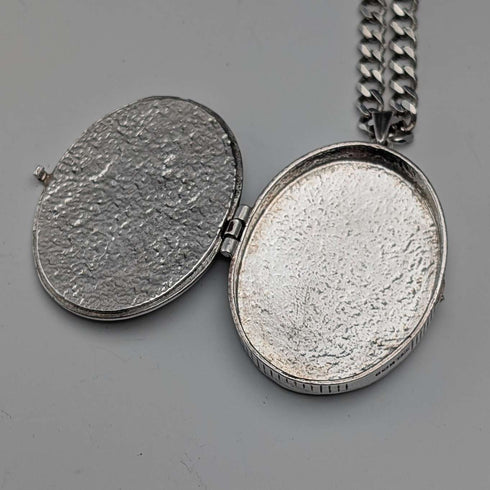 Colgante guardapelo ovalado de plata de ley vintage británica con cadena de plata de ley, 38g en total, CHC