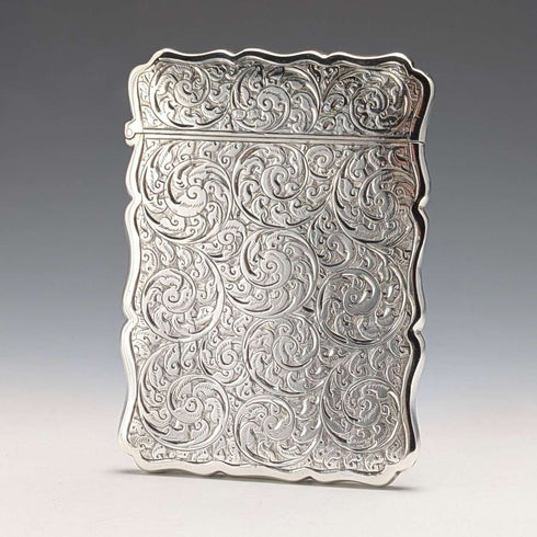 Estuche para tarjetas de plata esterlina, grabado estilo pergamino, Reino Unido, 1900, 71 g, George Unite