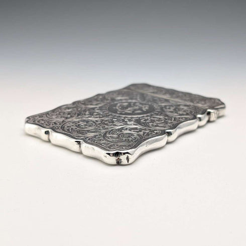 Estuche para tarjetas de plata esterlina, grabado estilo pergamino, Reino Unido, 1900, 71 g, George Unite