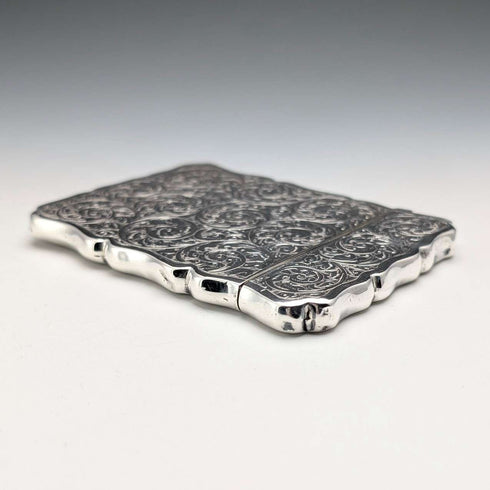 Estuche para tarjetas de plata esterlina, grabado estilo pergamino, Reino Unido, 1900, 71 g, George Unite