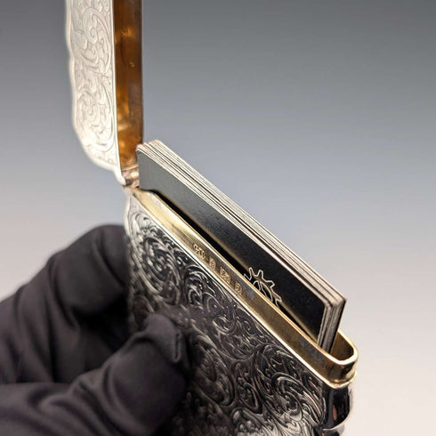 Estuche para tarjetas de plata esterlina, grabado estilo pergamino, Reino Unido, 1900, 71 g, George Unite
