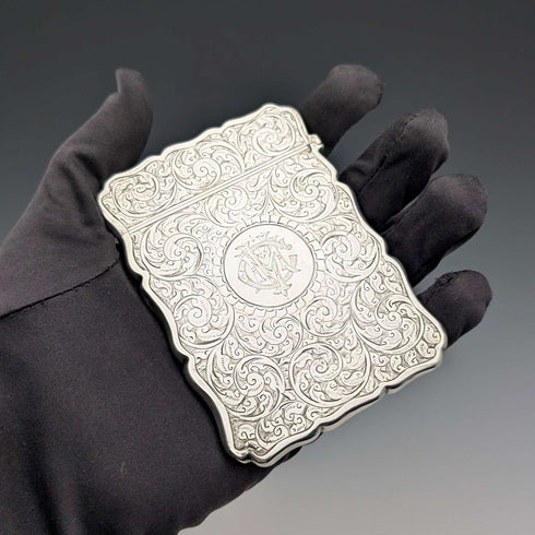 Estuche para tarjetas de plata esterlina, grabado estilo pergamino, Reino Unido, 1900, 71 g, George Unite