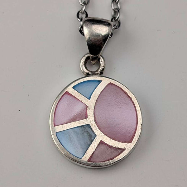 Colgante vintage de nácar bicolor con base de plata de ley, con cadena
