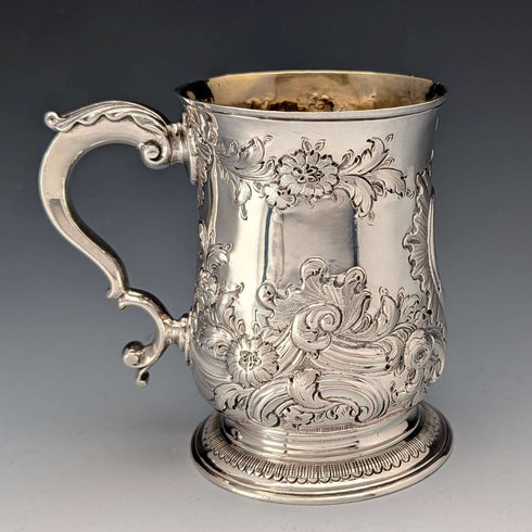 Taza de plata de ley con decoración floral, Jorge III, Gran Bretaña, 1765, 201 g, Walter Brind