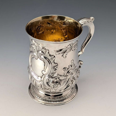Taza de plata de ley con decoración floral, Jorge III, Gran Bretaña, 1765, 201 g, Walter Brind