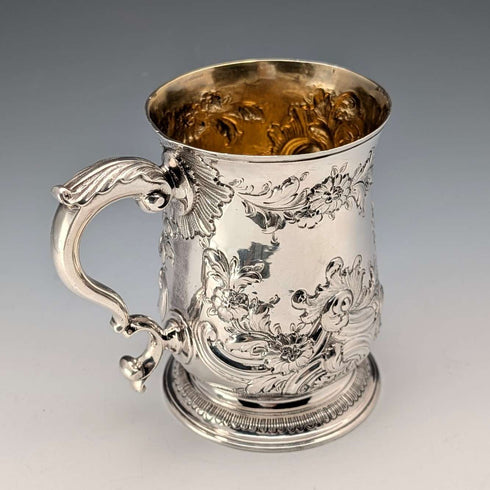 Taza de plata de ley con decoración floral, Jorge III, Gran Bretaña, 1765, 201 g, Walter Brind