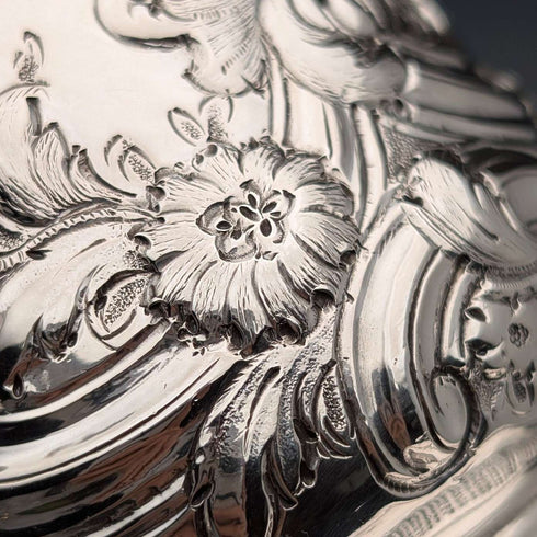 Taza de plata de ley con decoración floral, Jorge III, Gran Bretaña, 1765, 201 g, Walter Brind