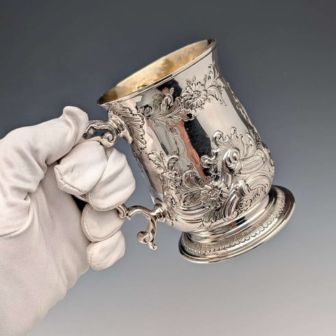 Taza de plata de ley con decoración floral, Jorge III, Gran Bretaña, 1765, 201 g, Walter Brind