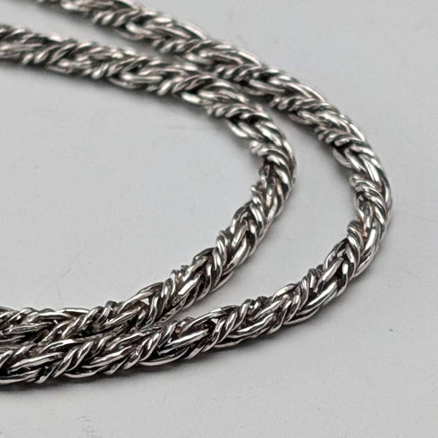 Colgante ovalado de plata de ley fabricado en el Reino Unido en 1977 con cadena de plata de ley, 22,4 g en total