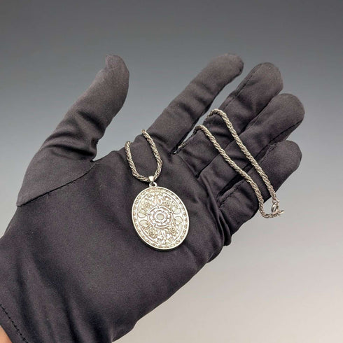 Colgante ovalado de plata de ley fabricado en el Reino Unido en 1977 con cadena de plata de ley, 22,4 g en total