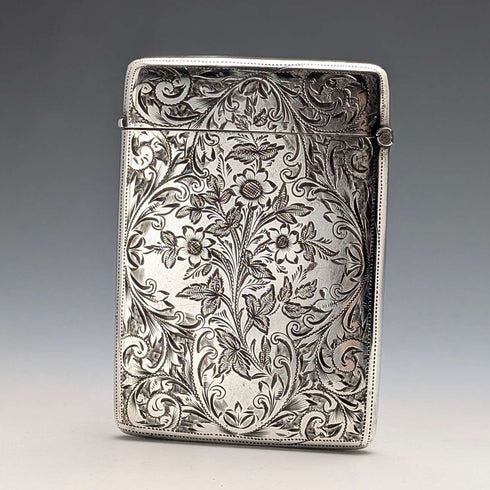 Tarjetero de plata de ley con decoración de volutas, Reino Unido, 1898, 79g, Joseph Gloster