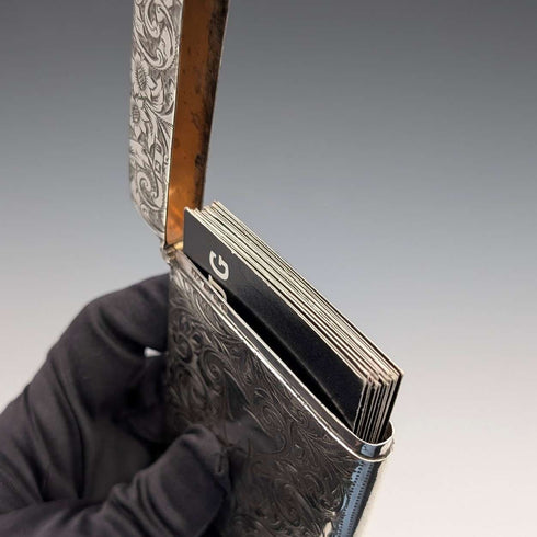 Tarjetero de plata de ley con decoración de volutas, Reino Unido, 1898, 79g, Joseph Gloster