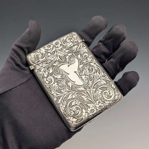 Tarjetero de plata de ley con decoración de volutas, Reino Unido, 1898, 79g, Joseph Gloster