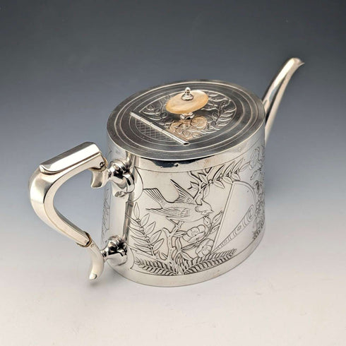 Tetera de metal plateado estilo japonista, Inglaterra, finales del siglo XIX, Johnson & Co.