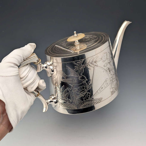 Tetera de metal plateado estilo japonista, Inglaterra, finales del siglo XIX, Johnson & Co.