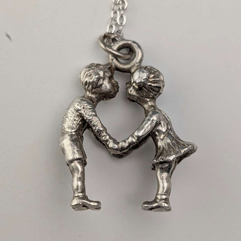 Colgante de plata vintage con dijes de niño y niña, incluye cadena de plata de ley, peso total 6.2g