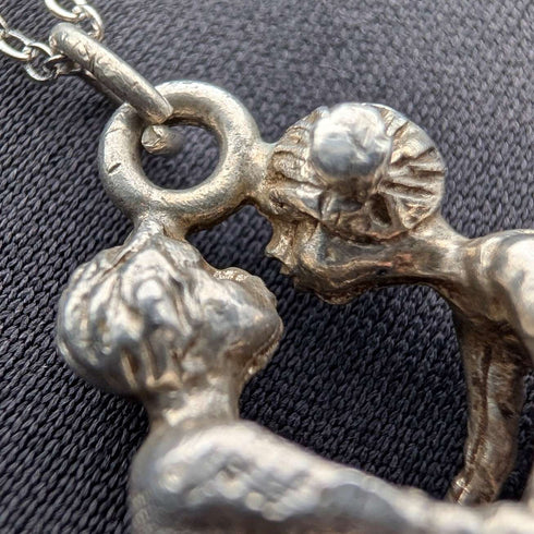 Colgante de plata vintage con dijes de niño y niña, incluye cadena de plata de ley, peso total 6.2g