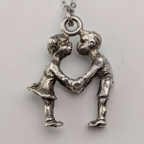 Colgante de plata vintage con dijes de niño y niña, incluye cadena de plata de ley, peso total 6.2g