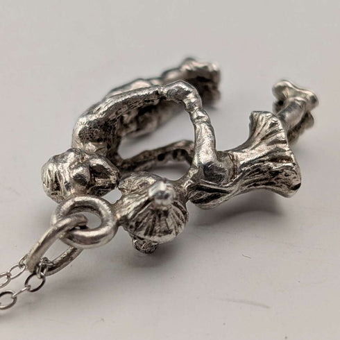 Colgante de plata vintage con dijes de niño y niña, incluye cadena de plata de ley, peso total 6.2g