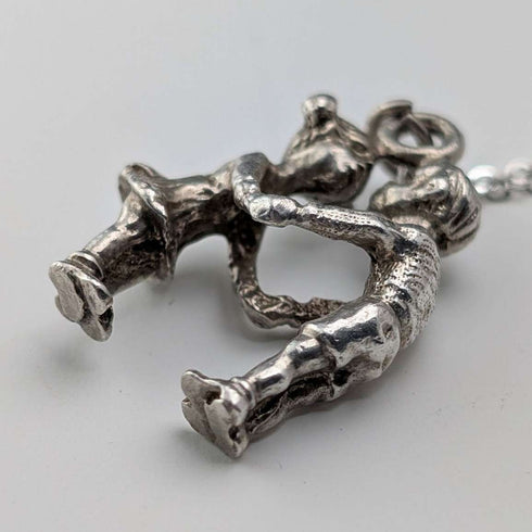 Colgante de plata vintage con dijes de niño y niña, incluye cadena de plata de ley, peso total 6.2g