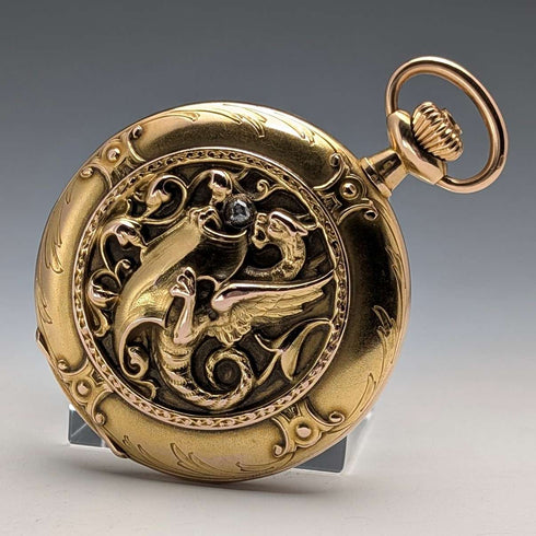 Reloj de bolsillo Zenith de alrededor de 1913, relieve de dragón, caja saboneta de oro de 18 quilates, en buen estado de funcionamiento.