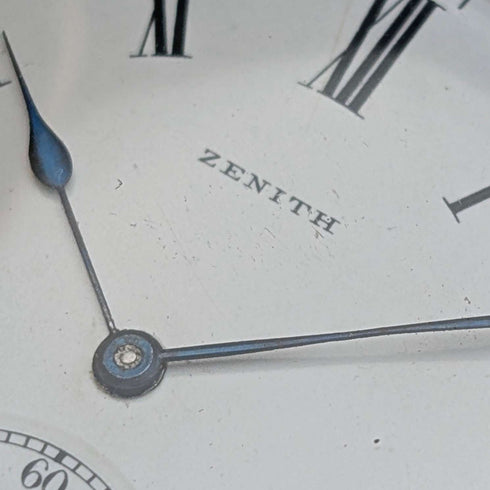 Reloj de bolsillo Zenith de alrededor de 1913, relieve de dragón, caja saboneta de oro de 18 quilates, en buen estado de funcionamiento.