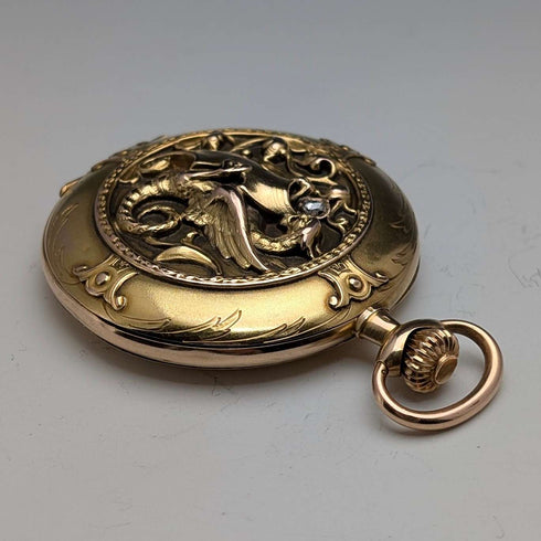 Reloj de bolsillo Zenith de alrededor de 1913, relieve de dragón, caja saboneta de oro de 18 quilates, en buen estado de funcionamiento.