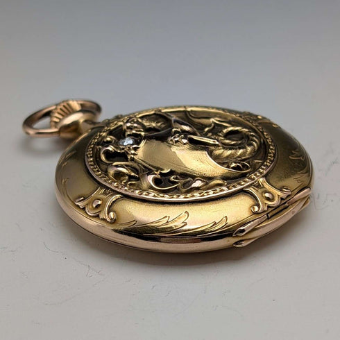 Reloj de bolsillo Zenith de alrededor de 1913, relieve de dragón, caja saboneta de oro de 18 quilates, en buen estado de funcionamiento.